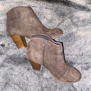 ❤️Old Navy Heeled Booties